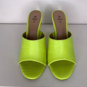 Open toe slide in heel like new! Great condition.